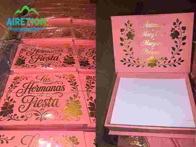 Esempio concreto di un cliente statunitense: scatole regalo rosa personalizzate con dettagli in lamina d'oro