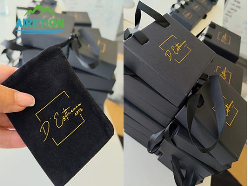 Vetrina per clienti giapponesi: Sacchetti regalo di carta nera personalizzati di alta qualità con logo in lamina d'oro